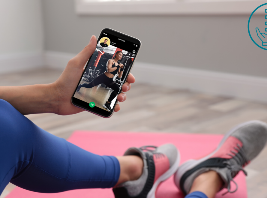 Een vrouw bekijkt op zijn telefoon welke rugoefeningen geschikt zijn voor zijn klachten.